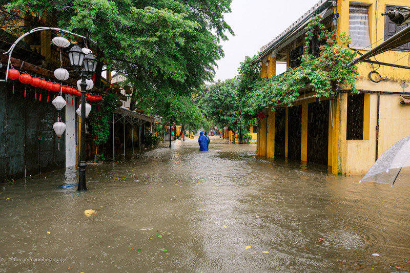 UBND phường Hội An khuyến cáo người dân hạn chế đi lại trên các đoạn đường ngập sâu để đảm bảo an toàn. anh-11.jpg