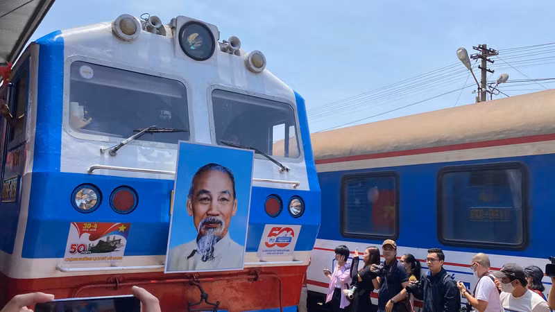 Đoàn tàu Thống Nhất mang chân dung Chủ tịch Hồ Chí Minh tiến vào ga Đà Nẵng. b84ecf792260903ec971147.jpg