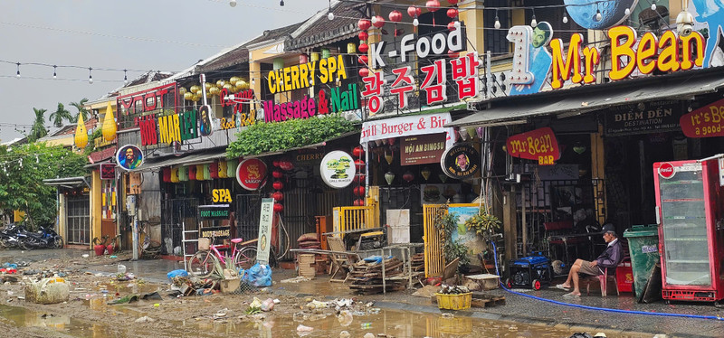 Hội An nằm ở cuối nguồn sông Thu Bồn nên những ngày qua, lũ thượng nguồn đổ nước mang theo lượng rác thải, bùn đất không nhỏ. aec3c793fbdc77822ecd41.jpg