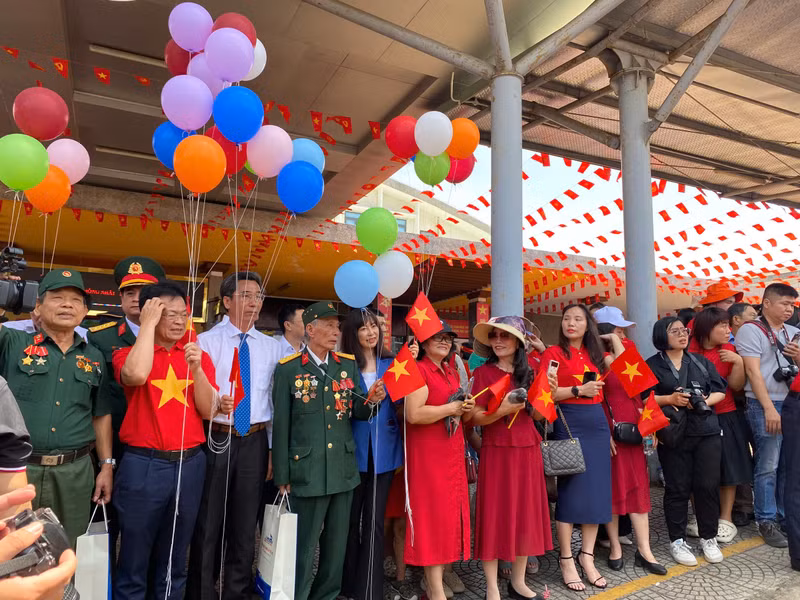 Lãnh đạo TP Đà Nẵng và các sở, ban, ngành cùng người dân đợi đoàn tàu tiến vào ga Đà Nẵng. f6e698797360c13e9871203.jpg