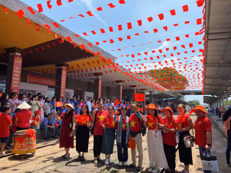 Tranh thủ "check-in" trước giờ tàu tới. a73ab1a45abde8e3b1ac207.jpg