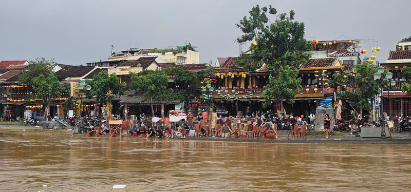 Trên các tuyến La Hối, Nguyễn Hoàng, Nguyễn Phúc Chu, các hộ dân và chủ cơ sở kinh doanh du lịch cũng khẩn trương lau dọn, rửa sạch bùn đất, sắp xếp lại quầy hàng, bàn ghế. 90009675aa3a26647f2b10.jpg