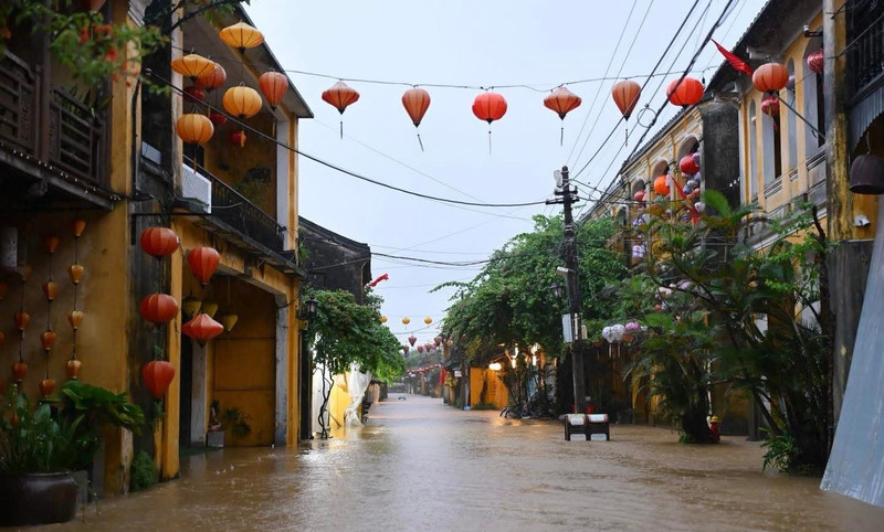Theo thông tin từ UBND phường Hội An, mực nước lũ lúc 4h ngày 27/10, tại Hội An là 1,78m và dự báo trong 12-24h tới, lũ tại Hội An vượt mức báo động 3. anh-8.jpg