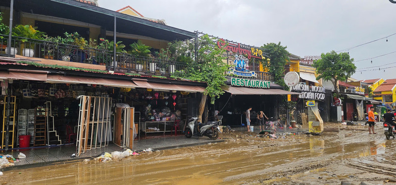 Rác thải và bùn non sau trận ngập lụt những ngày qua. 621b8354bf1b33456a0a44.jpg