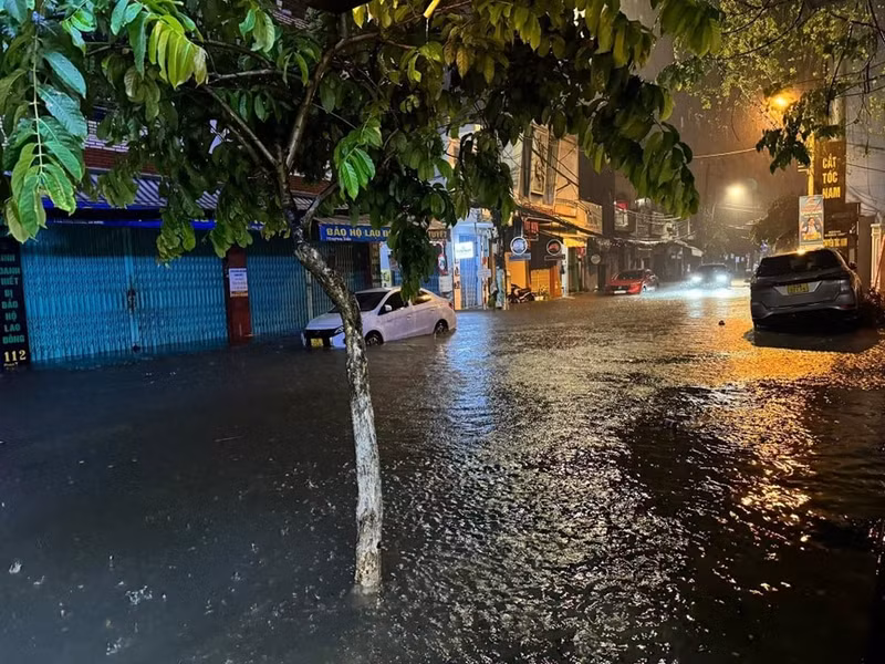 Lực lượng chức năng túc trực xuyên đêm, hỗ trợ người dân di dời tài sản, đảm bảo an toàn khu dân cư. 506502965-1241638114001589-810653137039388395-n.jpg