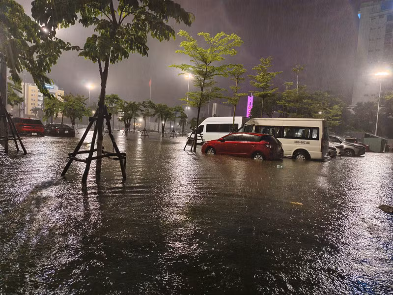 Khu vực bãi đổ xe đường Núi Thành (đoạn quảng trường 29/3) bị ngập. eebf51683be78fb9d6f6.jpg