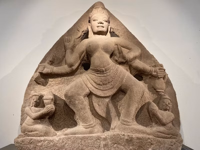 Bảo vật thứ hai là Phù điêu Uma Chánh Lộ có niên đại khoảng thế kỷ XI, xuất xứ từ Chánh Lộ, tỉnh Quảng Ngãi. anh-5.jpg