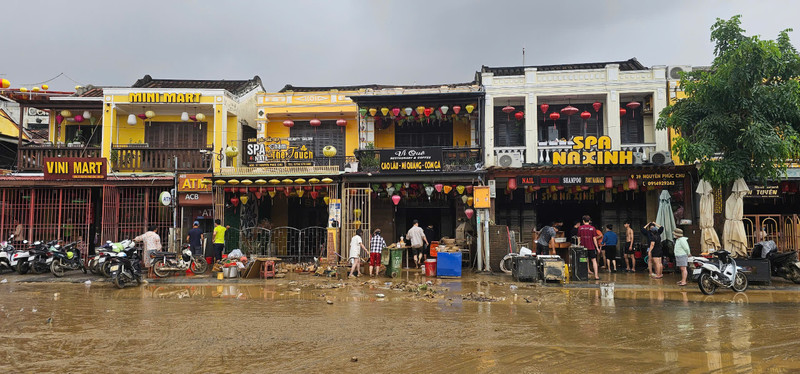 Người dân dọn dẹp, sửa soạn lại đồ đạc để kinh doanh sau những ngày ngập lụt. 7f9428ee14a198ffc1b014.jpg