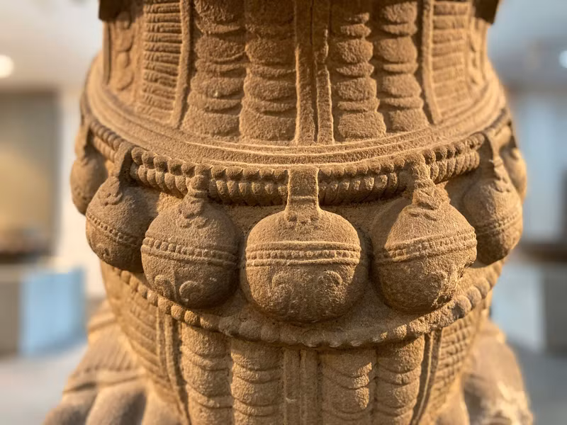 Tác phẩm thể hiện một giai đoạn phong cách nghệ thuật khác biệt trong tiến trình phát triển của điêu khắc tôn giáo Chămpa từ thế kỷ XII − XV. anh-12.jpg