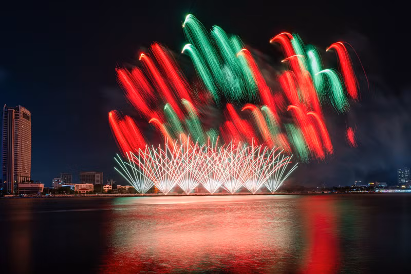 Ngay sau đó, không khí lại chuyển sang loạt ca khúc Việt như Người hãy quên em đi (Mỹ Tâm), Nơi này có anh (Sơn Tùng M-TP) vang lên, khiến cả khán đài Việt Nam thích thú. doi-anh-2.jpg