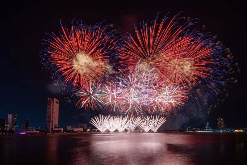 Và rồi, như một cú chuyển nhẹ nhàng nhưng sâu lắng, phần cuối của màn trình diễn đưa khán giả trở về với những tuyệt phẩm vượt thời gian, tất cả hòa quyện trong một bản giao hưởng pháo hoa đầy mê hoặc. doi-anh-1.jpg