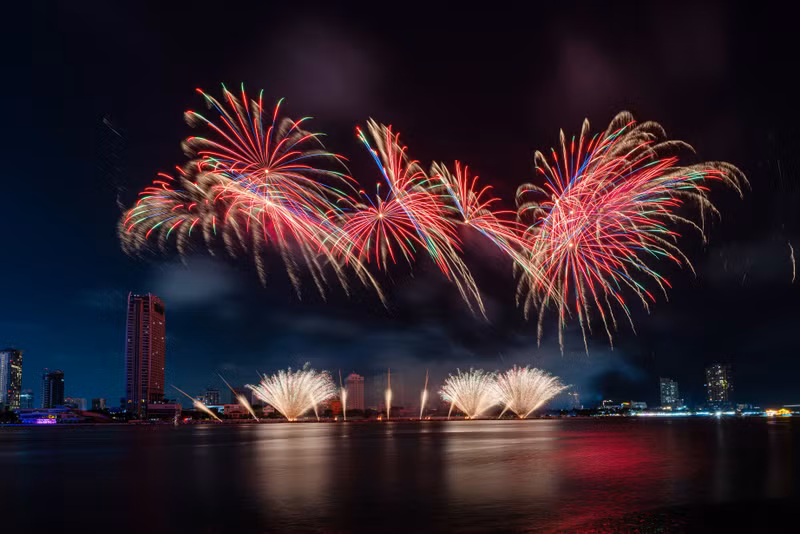 Phần mở đầu là không gian trầm lắng, như bản tình ca viết giữa lòng đại dương sâu thẳm. doi-anh-3.jpg