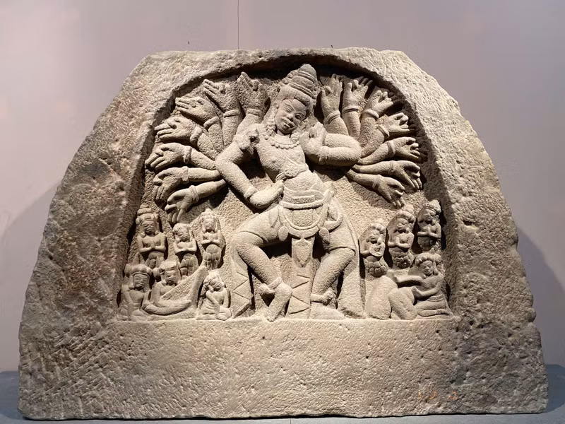 Cụ thể, bảo vật thứ nhất là phù điêu Shiva múa Phong Lệ, có niên đại khoảng thế kỷ X, xuất xứ Phong Lệ (TP Đà Nẵng), có chiều cao 123 cm, rộng 141 cm, dày 25 cm, bằng chất liệu đá sa thạch. anh-1.jpg