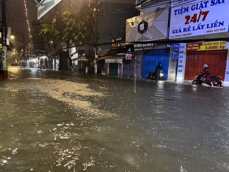 Khu vực đường Phan Thanh của quận Thanh Khê cũng bị ngập nước, khiến nhiều phương tiện di chuyển qua đây bị chết máy. 506223799-1241638074001593-573422524157832705-n.jpg