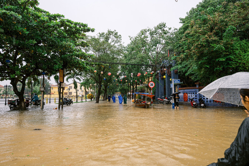 Nhiều tuyến đường trung tâm như Bạch Đằng, Nguyễn Thái Học, Nguyễn Hoàng, Nguyễn Phúc Chu, La Hối... ngập sâu 1-1,5m. anh-2.jpg