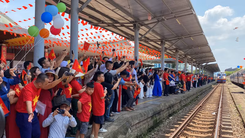 Trưa 30/4, tại ga Đà Nẵng, Tổng Công ty Đường sắt Việt Nam tổ chức Lễ đón đôi tàu đặc biệt mang tên “đoàn tàu Thống Nhất”. e2ebd3053f1c8d42d40d181.jpg