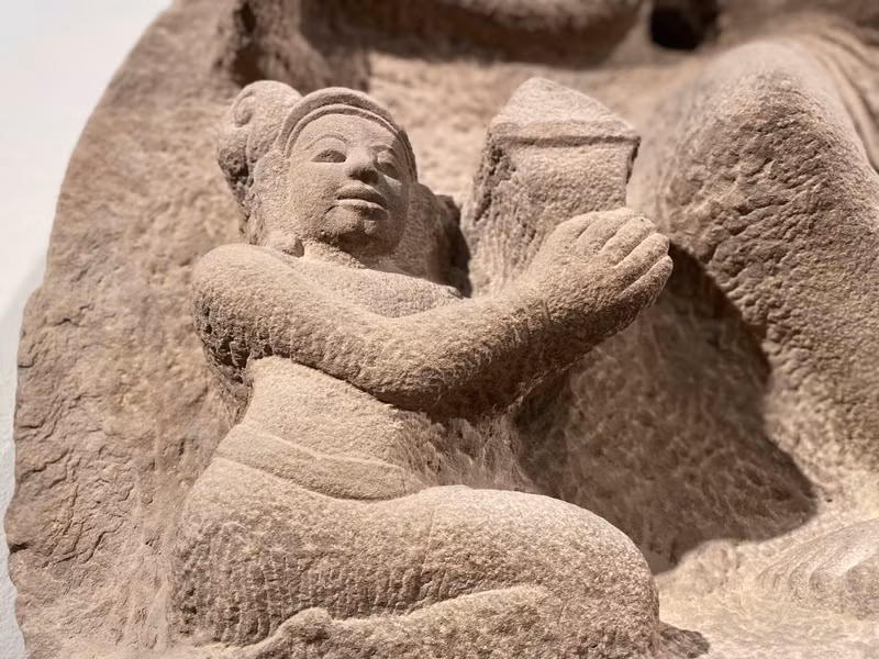 Phù điêu thể hiện chủ đề nữ thần Uma trong tư thế múa, là hiện vật có kích thước lớn nhất đã được phát hiện tại Quảng Ngãi. anh-7.jpg