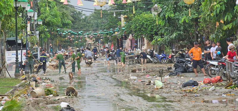 Khu vực này tập trung đông nhà hàng, quán ăn, cơ sở lưu trú ven sông Hoài, nên việc khôi phục vệ sinh môi trường được triển khai với cường độ cao. 7dd5229e1ed1928fcbc039.jpg