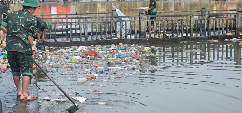 Sau khi nước lũ rút, lượng rác thải lớn như củi, thùng xốp, túi nilon… trôi từ thượng nguồn về ứ đọng thành đống trên các tuyến đường của phố cổ Hội An. 2dc240b07cfff0a1a9ee5.jpg