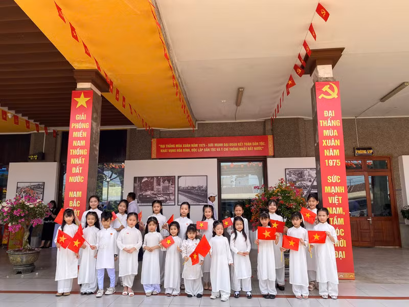 Các em nhỏ mang cờ đỏ sao vàng chào đón đoàn tàu đặc biệt này. 8de65f75b46c06325f7d212.jpg