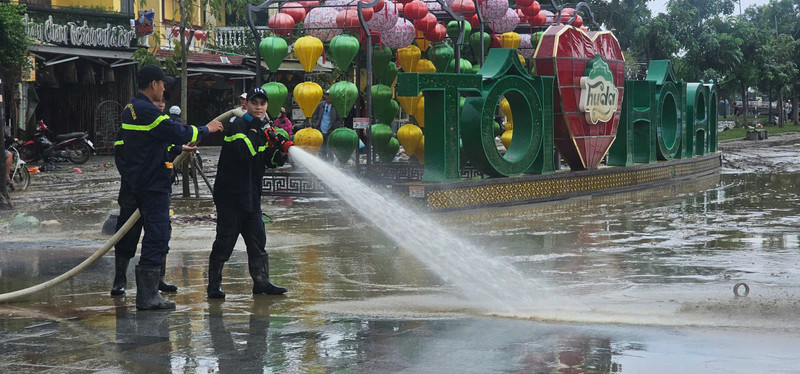 Lực lượng cảnh sát phòng cháy chữa cháy phun nước làm sạch đường. a4226f63532cdf72863d24.jpg