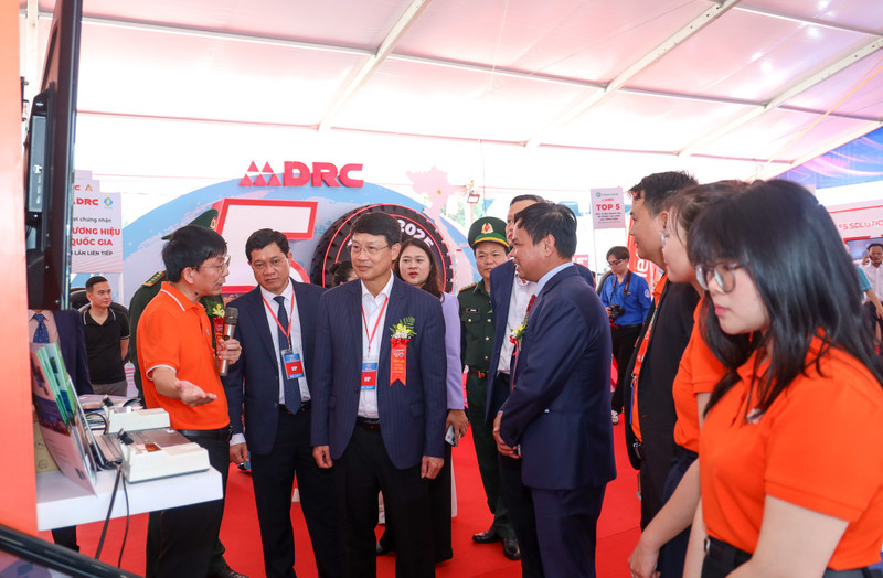 ong-ngo-xuan-thang-chu-tich-hdnd-thanh-pho-da-nang-va-ong-tran-phuoc-son-pho-chu-tich-thuong-truc-hdnd-thanh-pho-da-nang-tham-quan-gian-hang-fpt.jpg