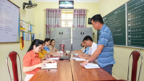 Đại diện UBND xã Đức Long (Cao Bằng) làm việc với Trường Tiểu học Đức Long về kế hoạch giáo dục của Nhà trường.