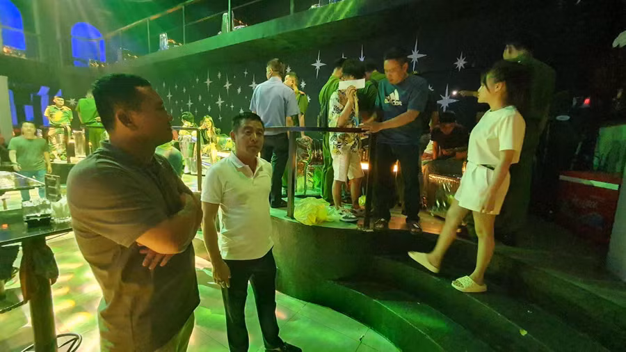 Lực lượng Công an TP Buôn Ma Thuột đột nhập quán Bar Astro. (Ảnh: TT)