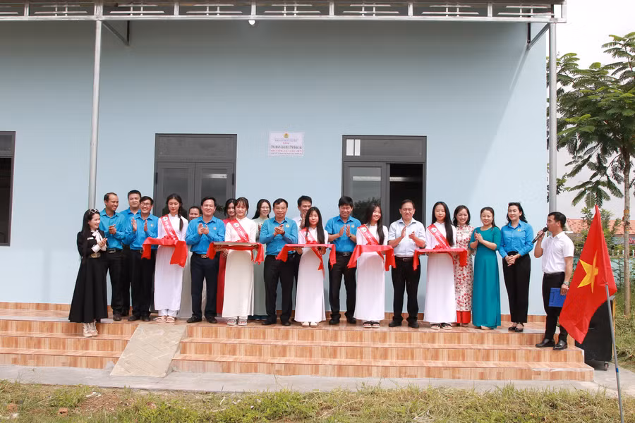 Lễ cắt băng khánh thành nhà công vụ Trường THPT Võ Nguyên Giáp. (Ảnh: Thành Tâm)