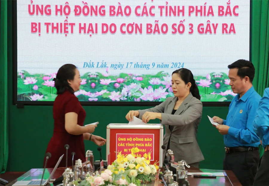 Lãnh đạo Sở GD&ĐT, lãnh đạo Công đoàn ngành ủng hộ. (Ảnh: Thành Tâm) 