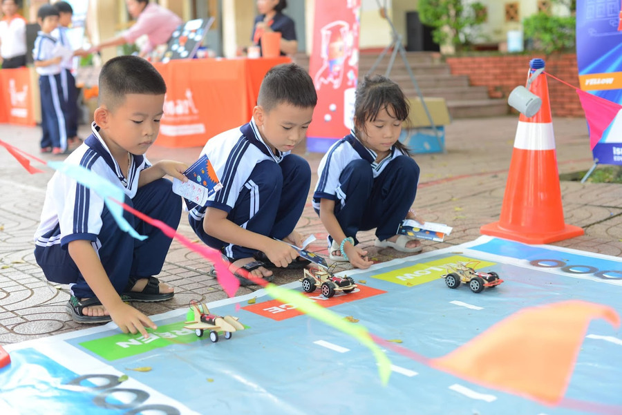 Học sinh Trường Tiểu học Lê Ngọc Hân - TP Buôn Ma Thuột tham gia trạm trải nghiệm “Racing Car” lắp ráp và chạy thử xe “đua” tại chương trình STEM WORLD