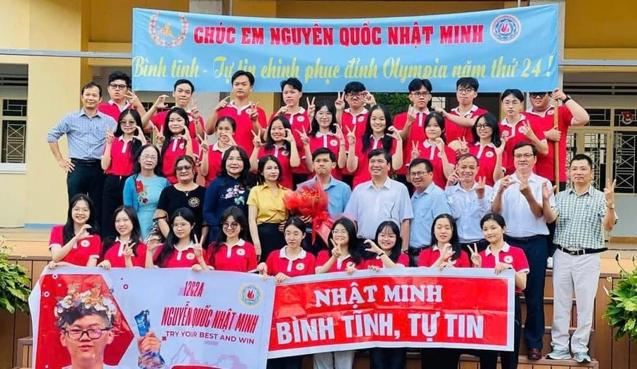 Thông điệp thầy cô và các bạn học sinh Trường THPT chuyên Hùng Vương gửi tới Nguyễn Quốc Nhật Minh trước trận chung kết. (Ảnh: P.T.H)