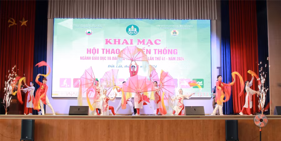 Văn nghệ chào mừng Hội thao. (Ảnh: TT)