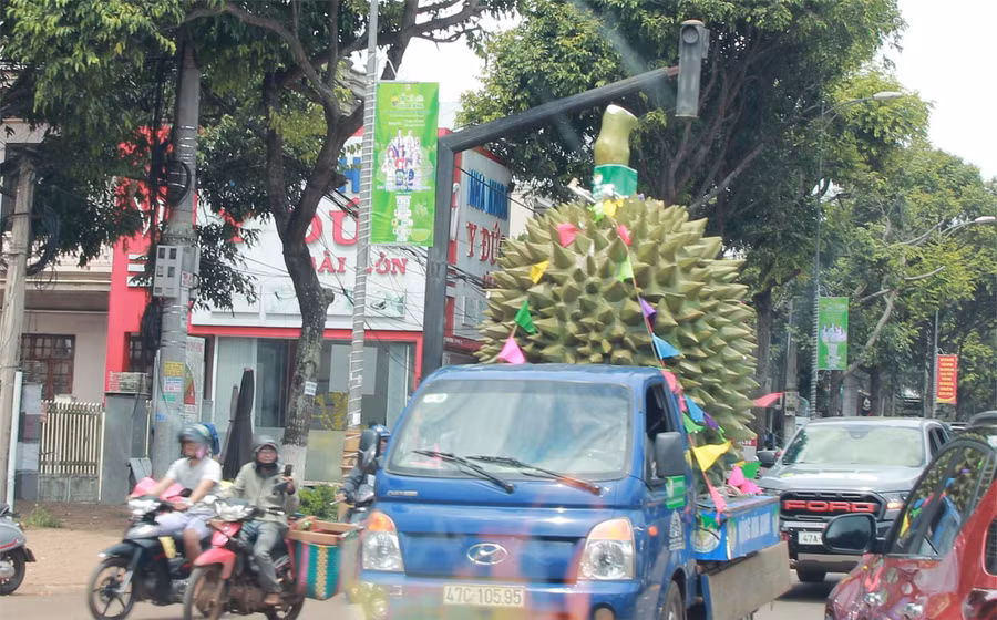 Mô hình quả sầu riêng tham gia diễu hành tại Lễ hội lần thứ 2. (Ảnh: TT)