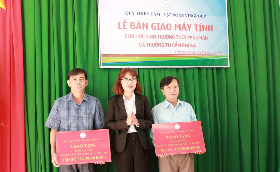 Quỹ Thiện tâm bàn giao máy tính cho đại diện các trường học vùng khó ở Đắk Lắk. (Ảnh: Thành Tâm)