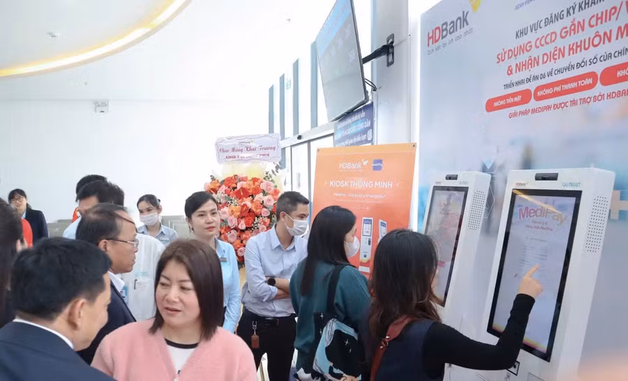 Đại biểu, người dân tham quan, trải nghiệm quá trình vận hành Kiosk y tế thông minh tại BUH. (Ảnh: PV)