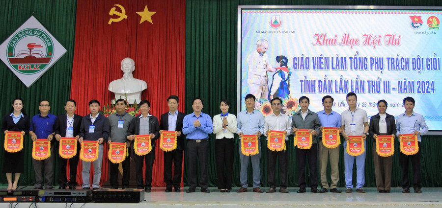 Ban tổ chức trao cờ lưu niệm cho đại diện các phòng GD&ĐT. (Ảnh: TT)