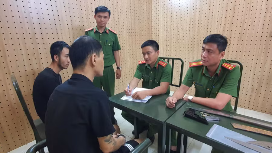 Nhóm người dùng súng giải quyết mâu thuẫn tại cơ quan Công an. (Ảnh: SĐ)