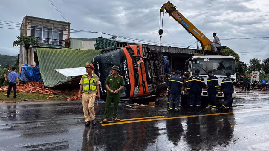 Hiện trường vụ lật xe khách. (Ảnh: TT)