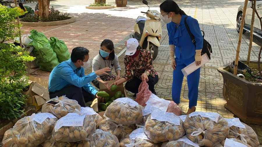 Công đoàn ngành Giáo dục tỉnh Đắk Lắk hỗ trợ công đoàn các tỉnh bạn trong đại dịch Covid-19. (Ảnh tư liệu)