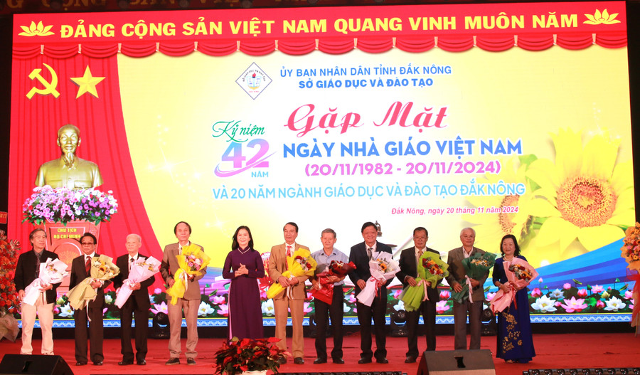 TS Tôn Thị Ngọc Hạnh, Phó Chủ tịch UBND tỉnh Đắk Nông tặng hoa tri ân các NGƯT. (Ảnh: Thành Tâm)