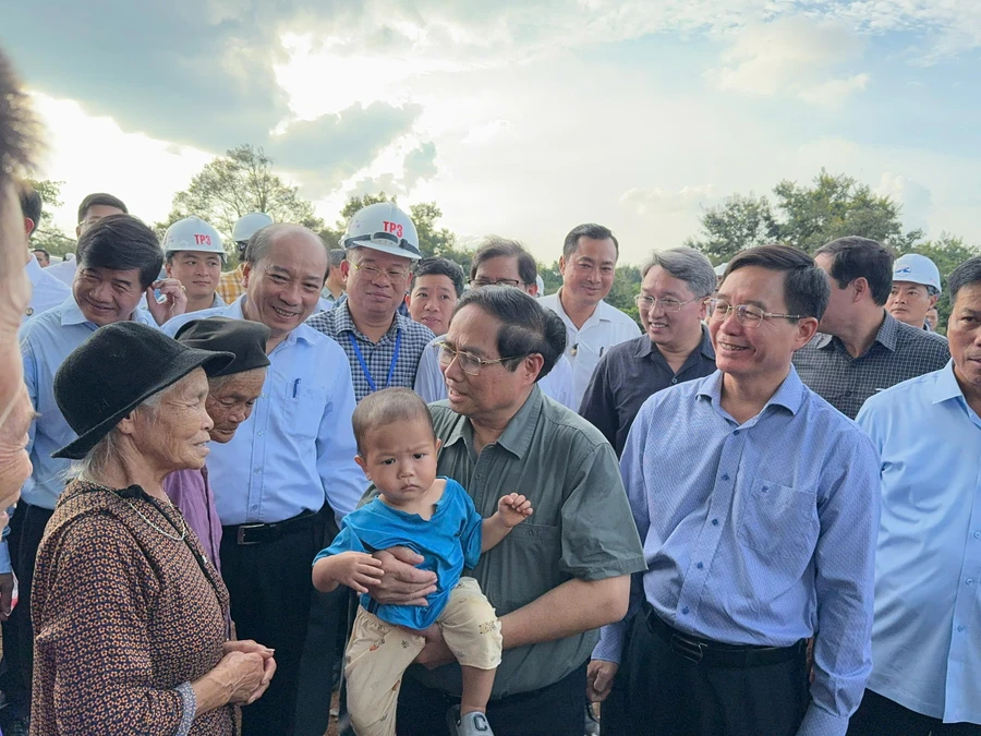 Thủ tướng Phạm Minh Chính động viên Nhân dân tại địa phương có tuyến cao tốc đi qua. (Ảnh: TT)