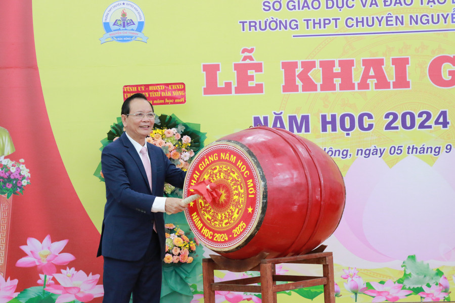 Bí thư Tỉnh ủy Đắk Nông Ngô Thanh Danh đánh trống khai giảng năm học 2024-2025. (Ảnh: Thành Tâm)