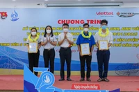 Đồng chí Lư Thị Ngọc Anh, Bí thư Thành đoàn cùng đơn vị tài trợ trao trao chứng nhận học bổng “Ước mơ xanh cho sinh viên Cần Thơ”