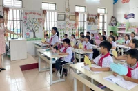 Sáng 16/6, Quốc hội biểu quyết thông qua Luật Nhà giáo. Luật không cấm dạy thêm, chỉ quy định nhà giáo không được ép buộc người học tham gia học thêm dưới mọi hình thức.