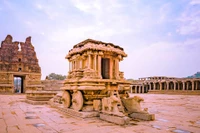 Sân trước của tháp cổng vào đồ sộ và cỗ xe bằng đá tuyệt đẹp. Ảnh: Hampi.tourismindia