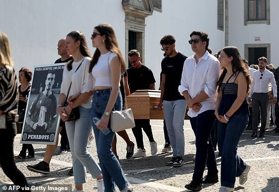 Liverpool có hành động đặc biệt với gia đình tiền vệ xấu số Diogo Jota |  Báo Giáo dục và Thời đại Online