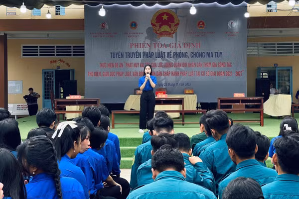 Phiên tòa giả định tuyên truyền pháp luật về phòng, chống ma túy tại Trường THPT An Biên.