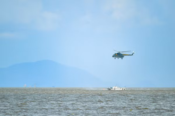 Huấn luyện bay treo cấp cứu người trên biển tại vùng biển thuộc phường Rạch Giá, tỉnh An Giang.