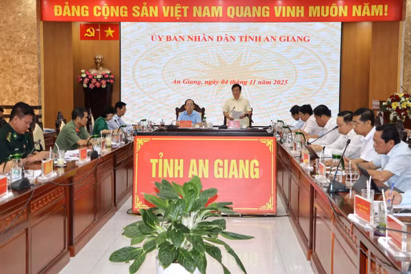 Quang cảnh cuộc họp.